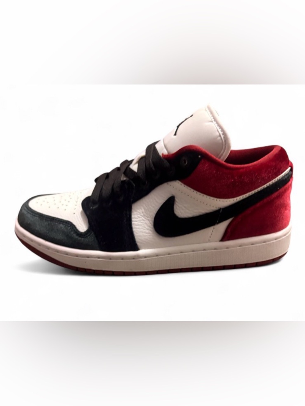 Jordan 1 Low SE
Velvet Black Toe